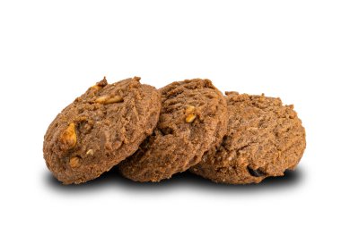 Beyaz arka planda çikolata parçacıklı kurabiyeler.