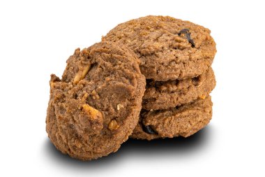 Beyaz arka planda, kırpma yolu ile izole edilmiş lezzetli çikolatalı kurabiye..