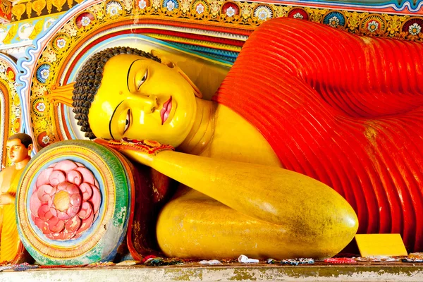 Makuuasennossa Buddha — kuvapankkivalokuva