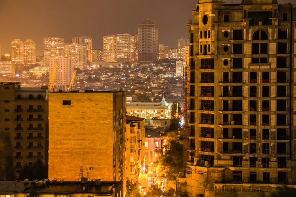 O horizonte de Baku na noite ventosa — Fotografia de Stock