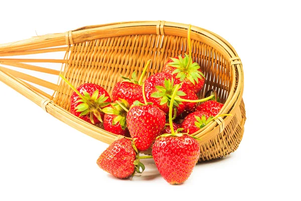 新鲜的草莓在一个竹篮内 — 图库照片