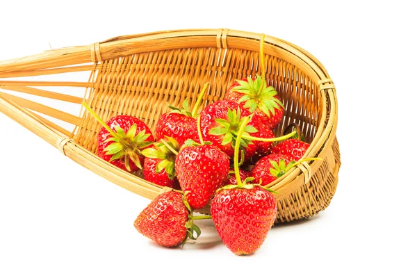 Fraises fraîches dans un panier en bambou — Photo