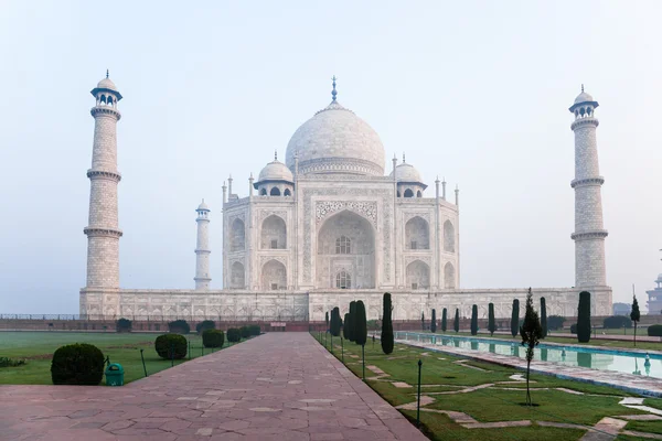 Taj Mahal beyaz mermer Türbesi — Stok fotoğraf