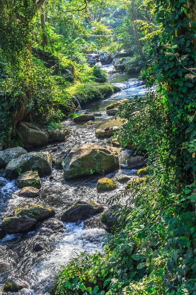 Agua que fluye —  Fotos de Stock