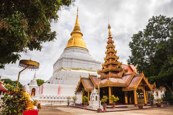 Ancienne pagode dorée et style myanmar viharn — Photo