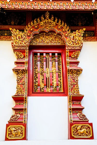 Decoração na janela do templo estilo lanna — Fotografia de Stock