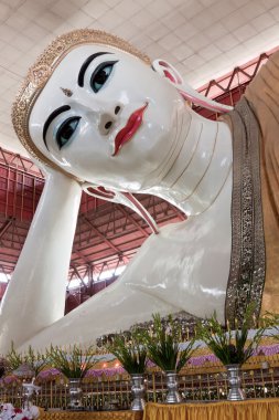 Chauk htat gyi Buddha 'ya yaslanıyor