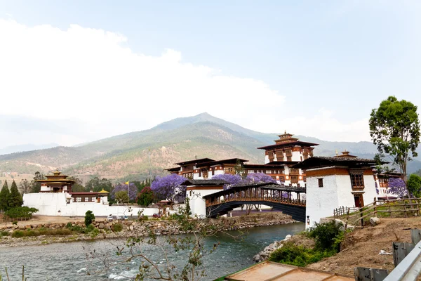 Punakha Dzong z drewnianym mostem wspornikowe — Zdjęcie stockowe