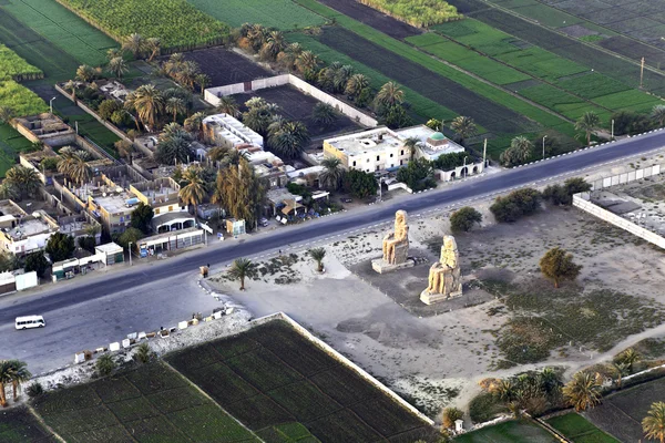 Vysoká pohled kolosů Memnon — Stock fotografie