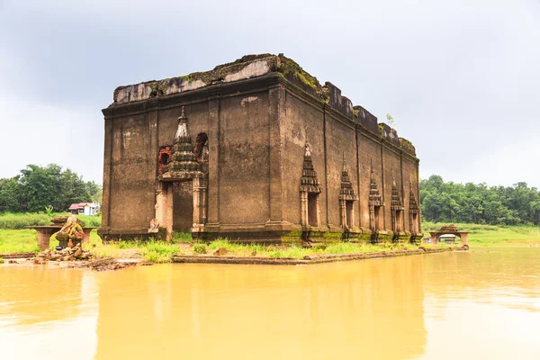 Sangkla の水の下に寺を台無しに — ストック写真