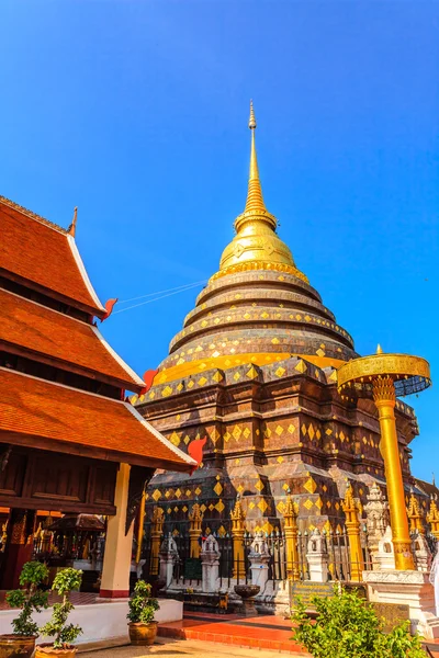 Pagoda dorata nell'antico tempio buddista — Foto Stock