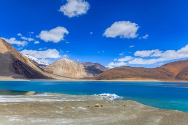 Pangong Gölü'nün görünümü 