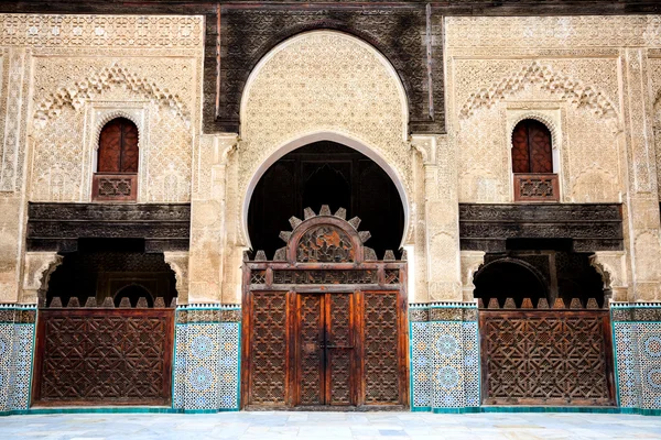 Delicada decoración en el patio de la madrasa bou inania — Foto de Stock