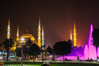 Mavi cami ve çeşme.