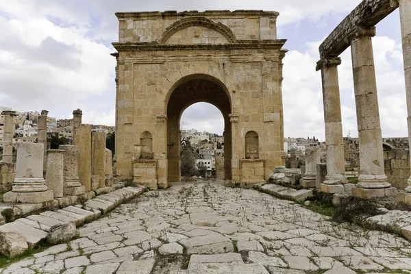 Puerta de la ciudad romana en jerash — Foto de Stock