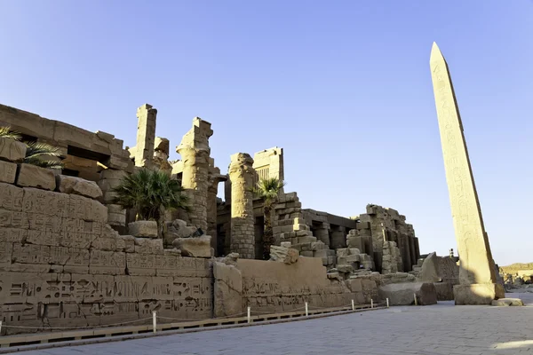 Egyptische obelisk en haar reflectie — Stockfoto
