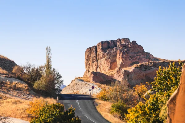 Straße und Berg in Kappadokien — Stockfoto