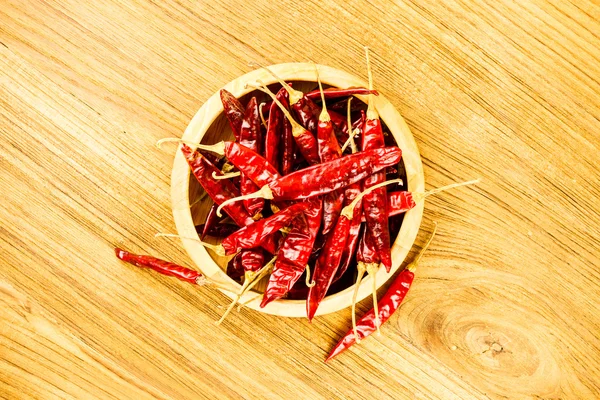 Cabai merah kering dalam mangkuk kayu . — Stok Foto