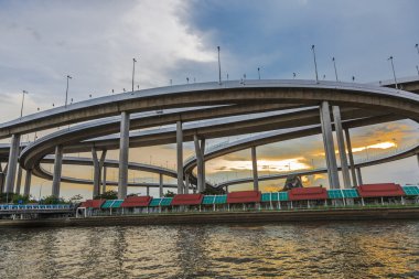 Akşam Bhumibol köprüsünde