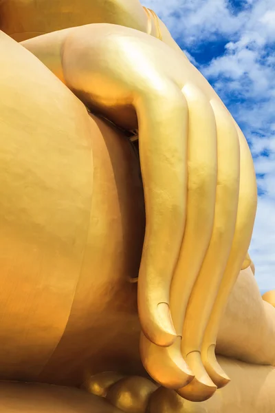 Рука самой большой статуи Будды — стоковое фото