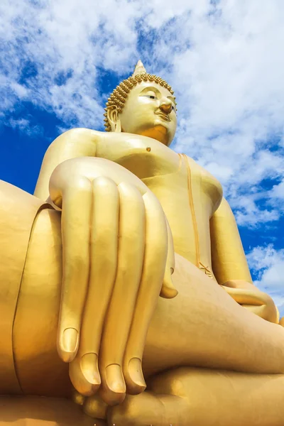 Suurin Buddha patsas Wat Muang — kuvapankkivalokuva