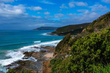 Melbourne, Victoria, Avustralya 'daki Büyük Okyanus Yolu boyunca deniz manzarası ve tepeler.