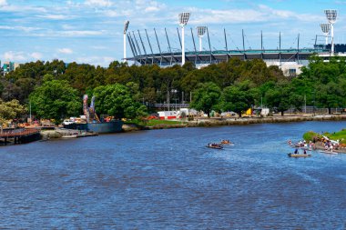 Melburne, Avustralya - 13 Kasım 2025: Yarra Nehri 'ndeki tekneler ve Melbourne Kriket Sahası, Melburne, Avustralya.