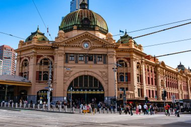 Melburne, Avustralya - 13 Kasım 2025: İnsanlar Melbourne, Avustralya 'daki Flinders Street Tren İstasyonu' na akın etti.