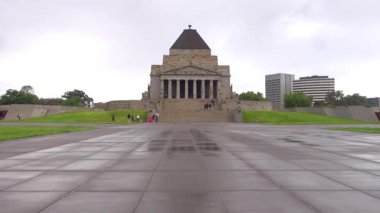 Melbourne, Victoria, Avustralya 'daki Anma Tapınağı manzarası. Birinci Dünya Savaşı 'nda hizmet etmiş Victoria' nın erkek ve kadınlarını onurlandırmak için inşa edildi.,