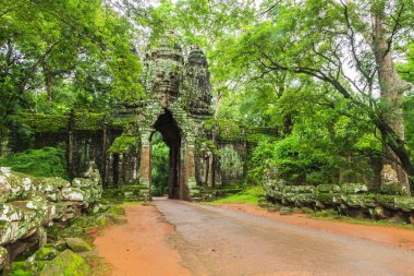 Angkor Thom 'un güney kapısı.