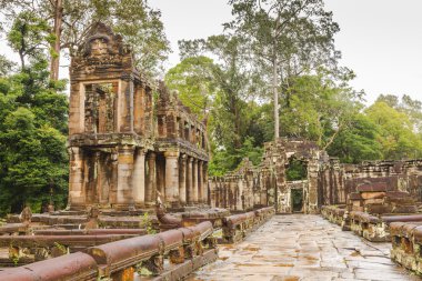 Preah Khan tapınağında silindirik sütunlarla bina