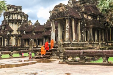 Angkor Wat için yürüyen Budist rahip