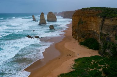 On İki Havari ya da Port Campbell Ulusal Parkı 'ndaki On İki Taş yağmurlu bir günde Victoria, Avustralya.