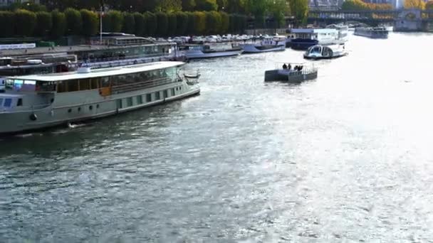Transport i floden Seine — Stockvideo