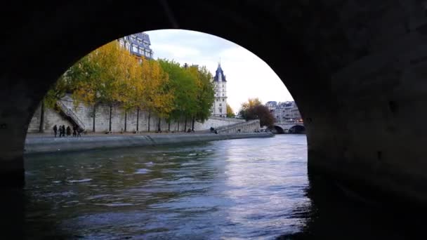 巴黎市区赛纳河畔的河边 — 图库视频影像