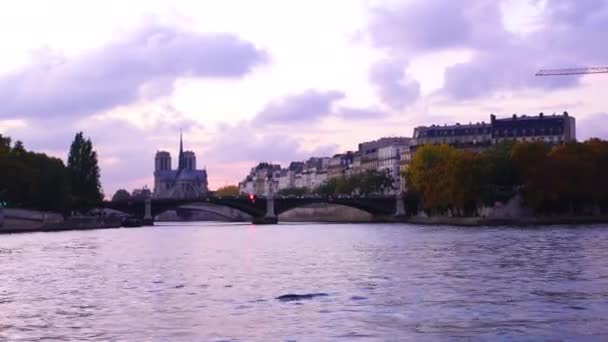 Katedrála Notre Dame de Paris a řeku Seinu — Stock video