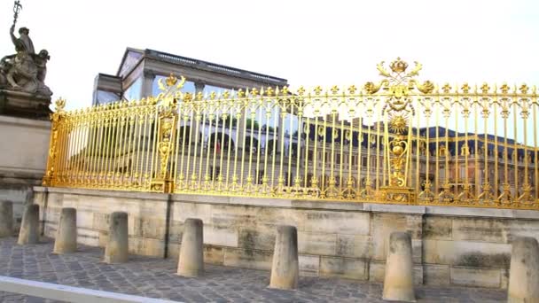 ベルサイユ宮殿の黄金のフェンスの上の装飾 — ストック動画