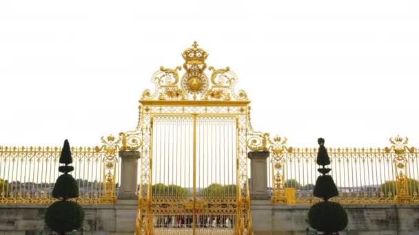 Gravures op het gouden hek — Stockvideo
