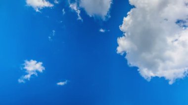 Bulutlar üzerinde mavi gökyüzü hareketli