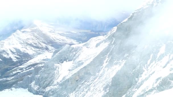 Besneeuwde Jungfrau in de mist — Stockvideo