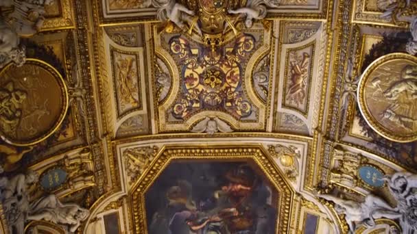 Bezoekers bezoeken en bewonderen het interieur van Louvre Museum — Stockvideo