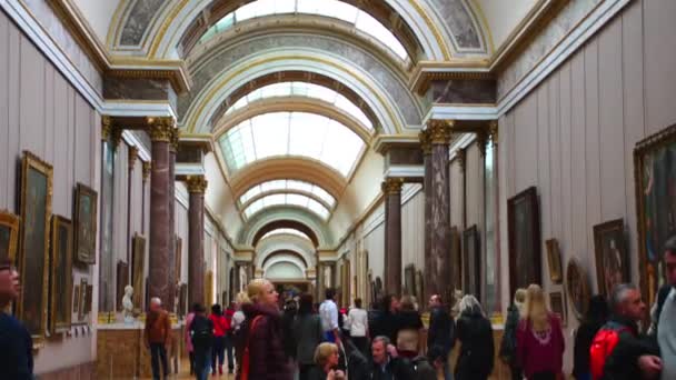 Turistas en las galerías interiores del Museo del Rouvre — Vídeos de Stock