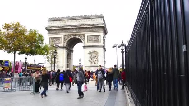 Vista do Arco do Triunfo com turistas caminhando — Vídeo de Stock