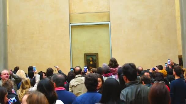 Visitantes tiram foto de "Mona Lisa" de Leonardo DaVinci no Museu do Louvre — Vídeo de Stock