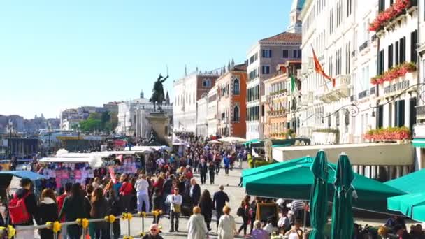 Turisty přeplněné v jezdecké památník v Benátkách — Stock video