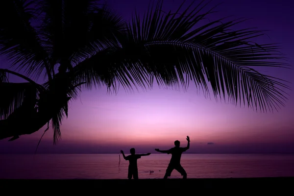 Père et fils exerçant sur la plage — Photo