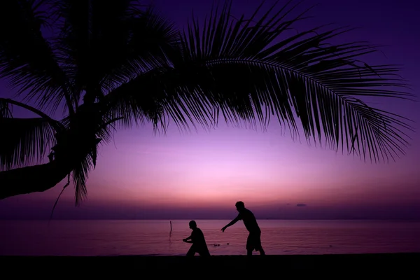 Far och son tränar på stranden — Stockfoto