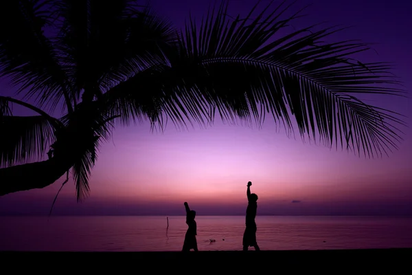 Vater und Sohn üben am Strand — Stockfoto