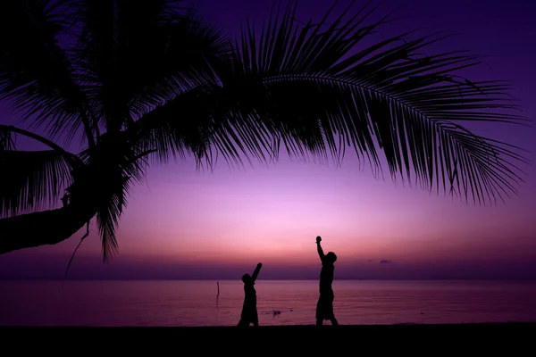 Vader en zoon uit te oefenen op strand — Stockfoto