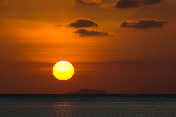 Pôr do sol praia de fuga — Fotografia de Stock